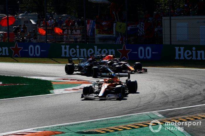 Lewis Hamilton, Mercedes W12, y Max Verstappen, Red Bull Racing RB16B chocan durante la carrera