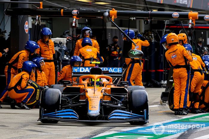 Lando Norris, parada en boxes del McLaren MCL35M