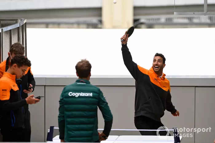 Daniel Ricciardo, McLaren, y Sebastian Vettel, Aston Martin, jugando al ping-pong con Lando Norris, McLaren 