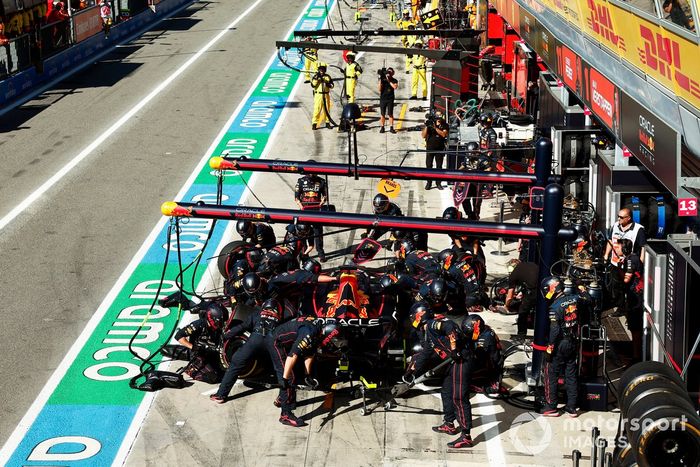 Max Verstappen, Red Bull Racing RB18, parada en boxes