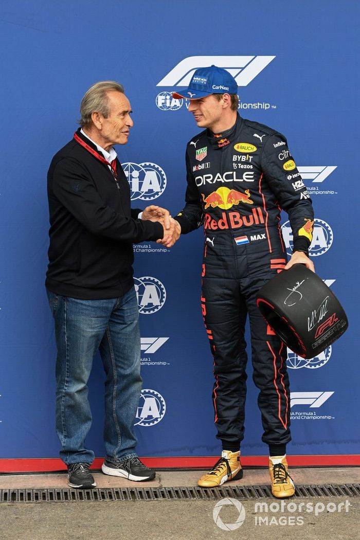 La leyenda de la F1 y Le Mans Jacky Ickx da a Max Verstappen, Red Bull Racing, el premio Pirelli a la pole position