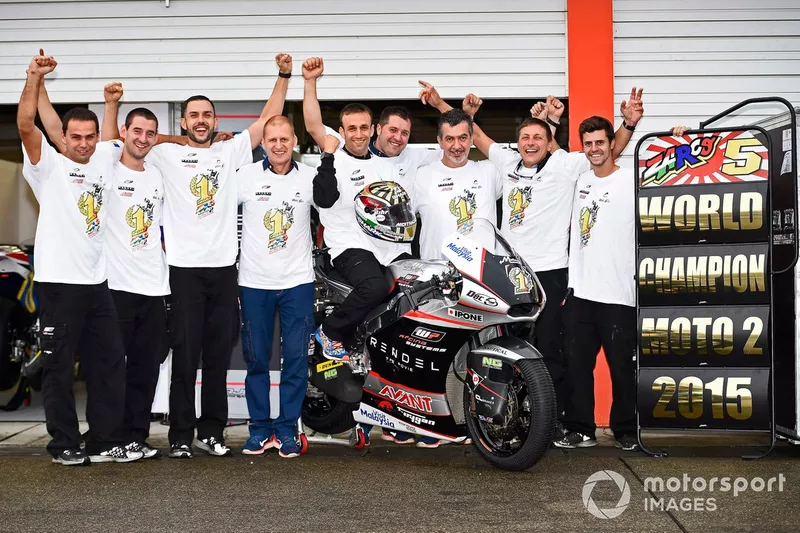Johann Zarco célèbre son titre avec l'équipe Ajo