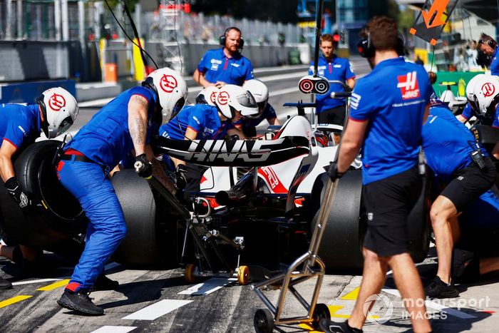 Kevin Magnussen, Haas VF-22, en boxes durante la FP3