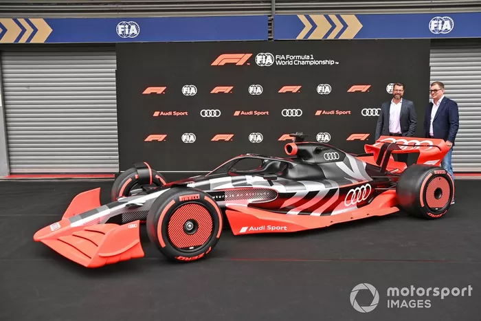 Oliver Hoffmann, Jefe de Desarrollo Técnico de Audi Sport GmbH, con Markus Duesmann, Presidente del Consejo de Administración de Audi AG, con el nuevo Audi Sport concept