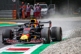 Daniel Ricciardo, Red Bull Racing RB14 kicks up the gravel
