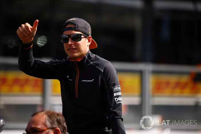 Stoffel Vandoorne, McLaren, en un Triumph