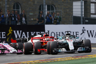 Lewis Hamilton, Mercedes AMG F1 W09, voor Sebastian Vettel, Ferrari SF71H, en Sergio Perez, Racing Point Force India VJM11