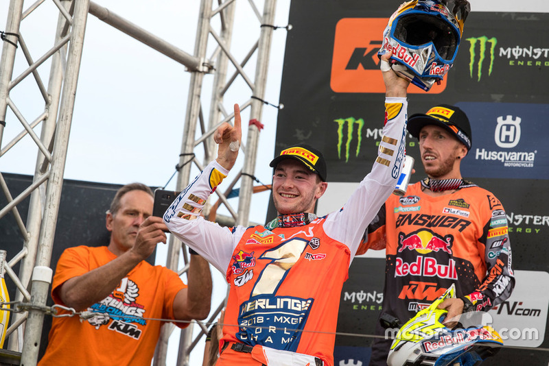 Jeffrey Herlings, Red Bull KTM Factory Racing en Tony Cairoli, Red Bull KTM Factory Racing, vieren feest op het podium