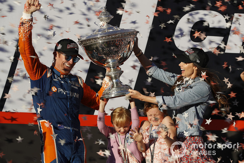 Scott Dixon, Chip Ganassi Racing Honda celebrates the championship with wife Emma and daughters Poppy and Tilly