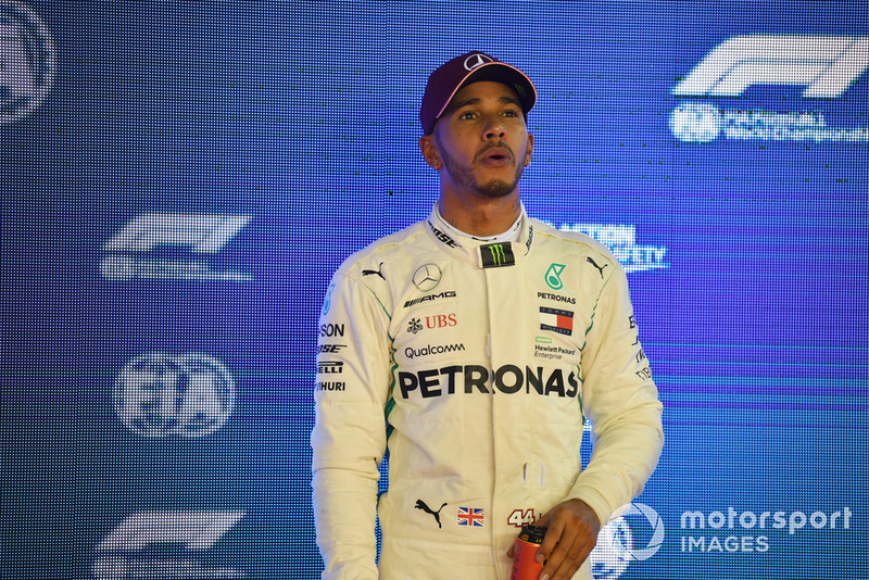 Ganador de la pole Lewis Hamilton, Mercedes AMG F1 celebra en parc ferme