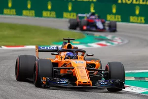 Fernando Alonso, McLaren MCL33,  Pierre Gasly, Toro Rosso STR13