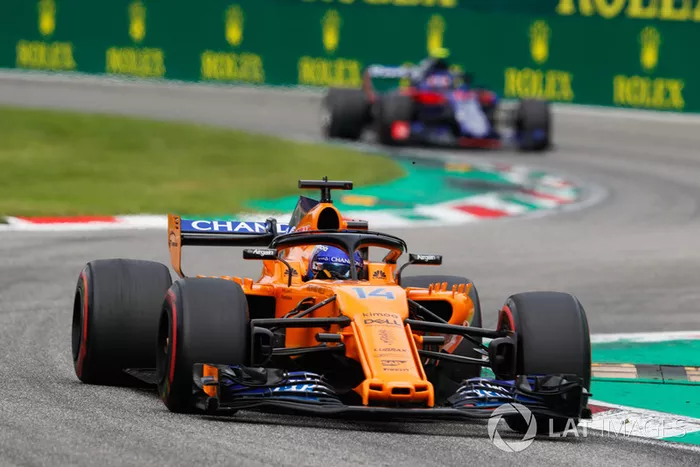 Fernando Alonso, McLaren MCL33,  Pierre Gasly, Toro Rosso STR13