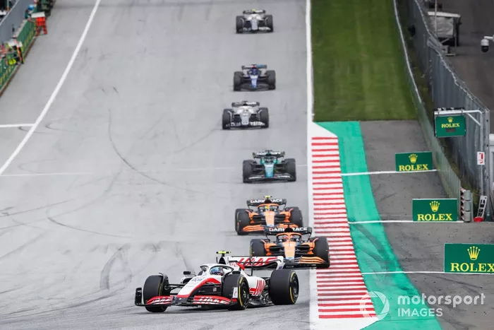 Mick Schumacher, Haas VF-22, Daniel Ricciardo, McLaren MCL36, Lando Norris