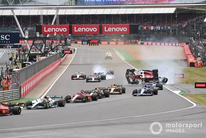 L' incidente alla partenza tra George Russell, Mercedes W13, Zhou Guanyu, Alfa Romeo C42, Alex Albon, Williams FW44, Esteban Ocon, Alpine A522, Yuki Tsunoda, AlphaTauri AT03.