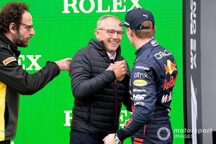 Stefano Domenicali, director general de la Fórmula 1, con el hombre de la pole, Max Verstappen, de Red Bull Racing