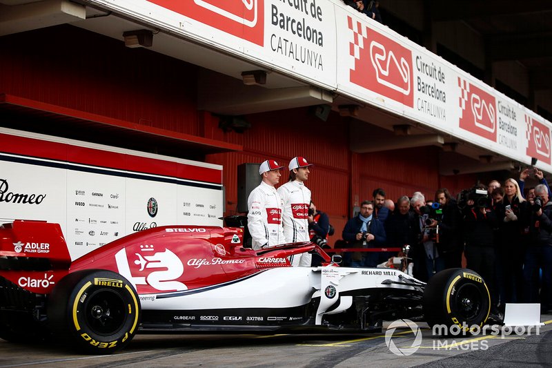 Kimi Raikkonen, Alfa Romeo Racing e Antonio Giovinazzi, Alfa Romeo Racing con la nuova Alfa Romeo Racing C38