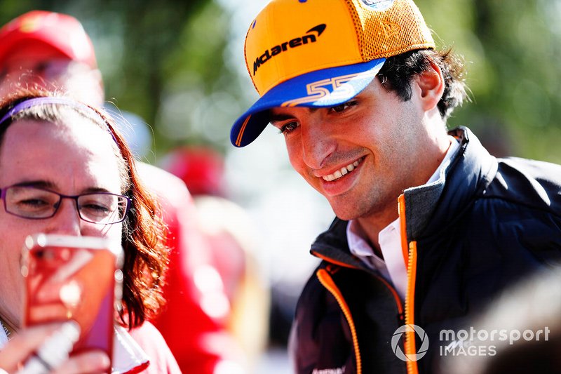 Lando Norris, McLaren signs autographs for fans