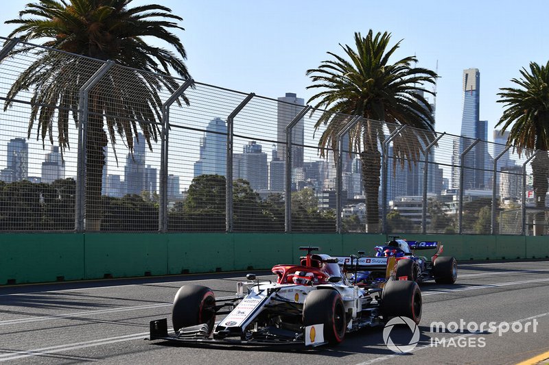 Kimi Raikkonen, Alfa Romeo Racing C38, Daniil Kvyat, Toro Rosso STR14