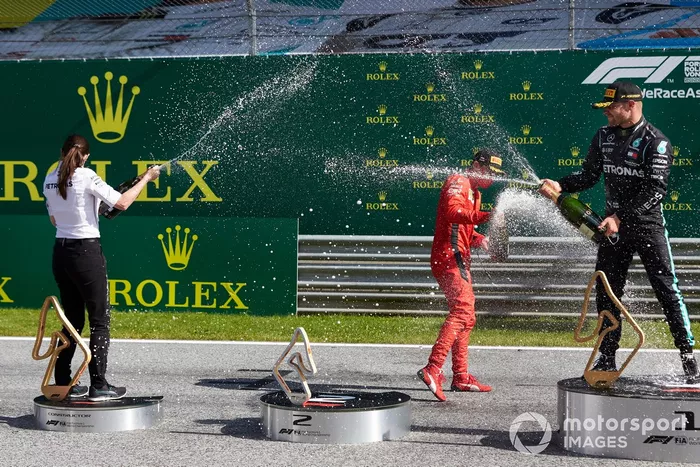 Podio: segundo lugar Charles Leclerc, Ferrari, ganador Valtteri Bottas, Mercedes AMG F1 celebran