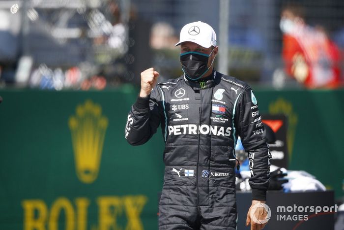 Ganador de la pole Valtteri Bottas, Mercedes F1 W11 EQ Performance, celebra