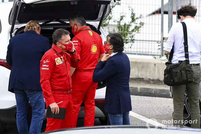 Laurent Mekies, Director Deportivo de Ferrari, llega al circuito 
