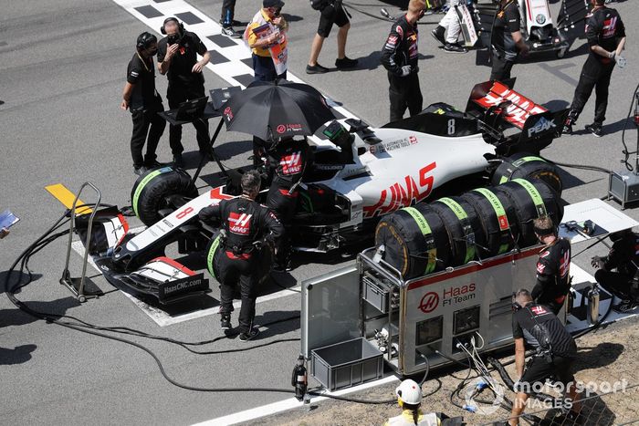 Los mecánicos preparan el coche de Romain Grosjean, Haas VF-20, en la parrilla