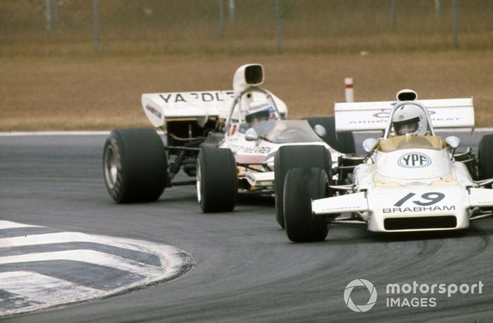 Carlos Reutemann, Brabham BT37 Ford y Peter Revson, McLaren M19A Ford