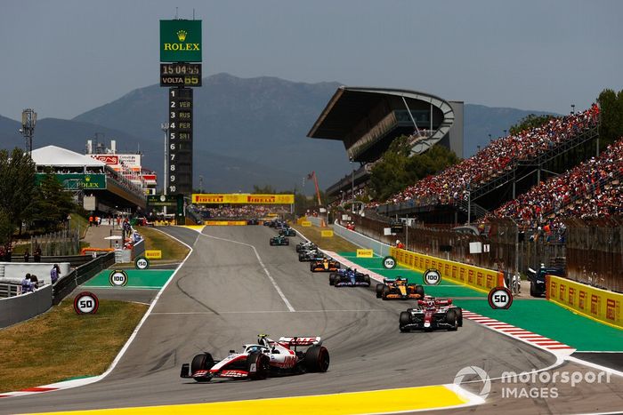 Mick Schumacher, Haas VF-22, Valtteri Bottas, Alfa Romeo C42, Daniel Ricciardo, McLaren MCL36 