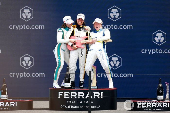 Podio: Ganadora de la carrera Jamie Chadwick, Jenner Racing, segundo lugar Nerea Martí, Quantfury W Series Team, tercer lugar Sarah Moore, Scuderia W.