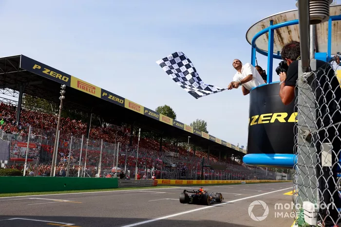Max Verstappen, Red Bull Racing RB19, 1ª posición, toma la bandera a cuadros