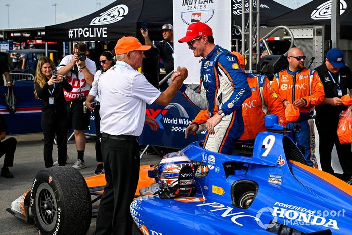Scott Dixon, Chip Ganassi Racing Honda saludado por Mike Hull