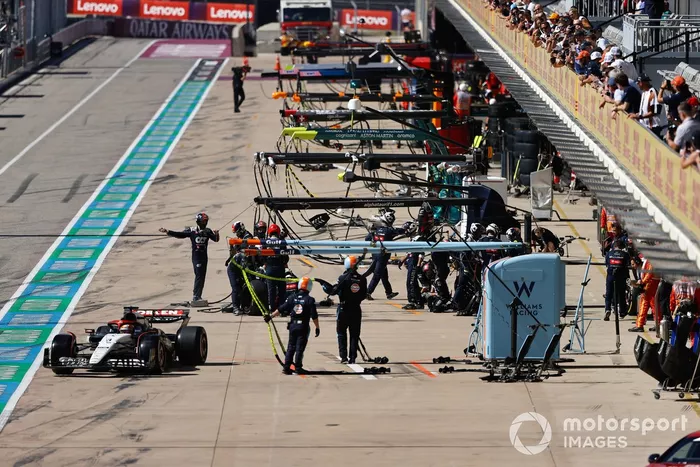 Daniel Ricciardo, AlphaTauri AT04 sale del box tras una parada en boxes