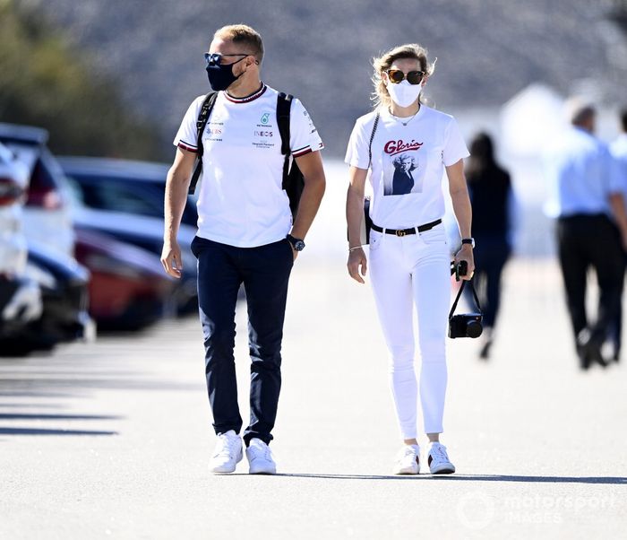 Valtteri Bottas, Mercedes y Tiffany Cromwell 