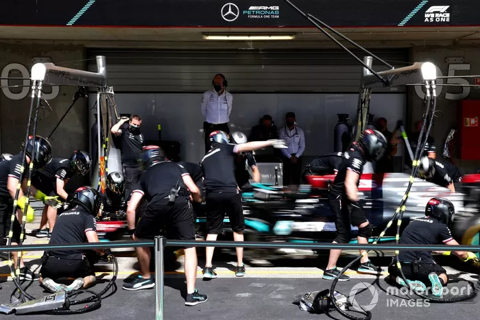 Mercedes practica un pitstop con el Mercedes W12 