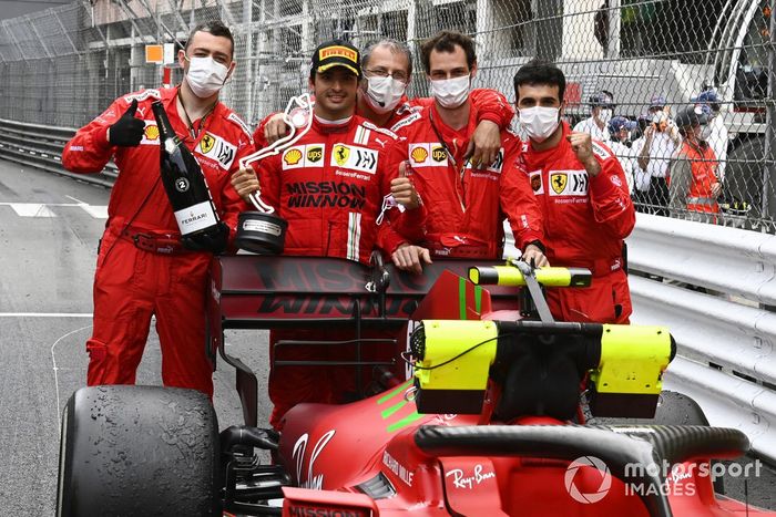 Carlos Sainz Jr., Ferrari, 2ª posición, lo celebra con sus compañeros de equipo