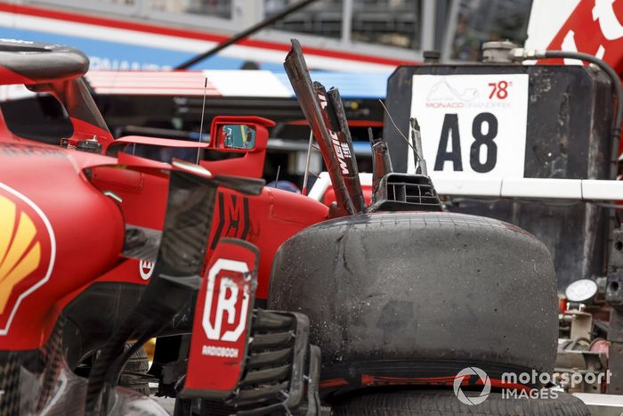 El coche dañado de Charles Leclerc, Ferrari SF21, en una grúa