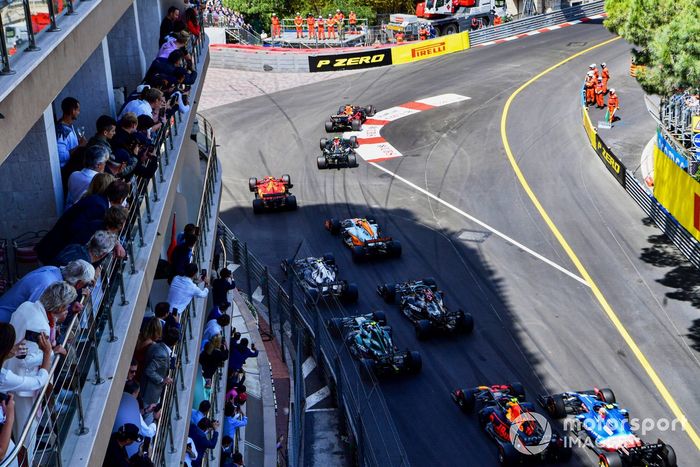 Arrancada Max Verstappen, Red Bull Racing RB16B, Valtteri Bottas, Mercedes W12, Carlos Sainz Jr., Ferrari SF21, Lando Norris, McLaren MCL35M, al inicio