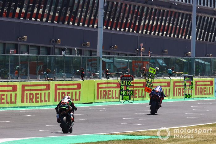 Jonathan Rea, Kawasaki Racing Team WorldSBK, Toprak Razgatlioglu, PATA Yamaha WorldSBK Team