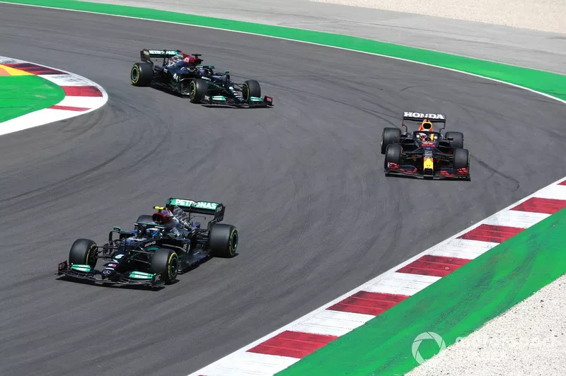 Valtteri Bottas, Mercedes W12, Max Verstappen, Red Bull Racing RB16B, Lewis Hamilton, Mercedes W12, e Carlos Sainz Jr., Ferrari SF21