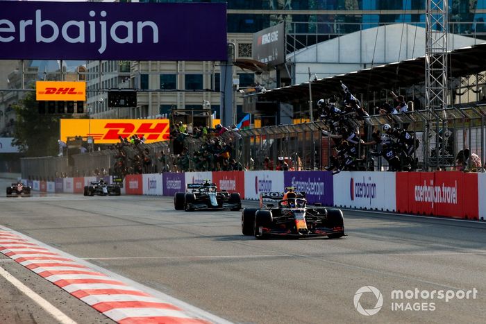 Ganador Sergio Pérez, Red Bull Racing RB16B, se lleva la bandera a cuadros 