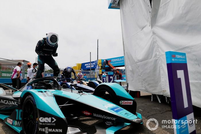 Ganador Sam Bird, Jaguar Racing, celebrates en Parc Ferme