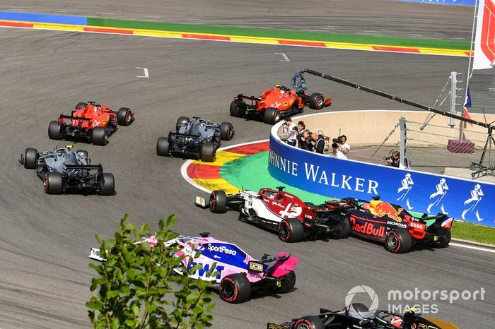 Charles Leclerc, Ferrari SF90, lidera Sebastian Vettel, Ferrari SF90, Lewis Hamilton, Mercedes AMG F1 W10 y Valtteri Bottas, Mercedes AMG W10. Detrás, Max Verstappen, Red Bull Racing RB15 toma contacto con Kimi Raikkonen, Alfa Romeo Racing C38 