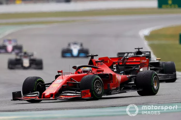 Sebastian Vettel, Ferrari SF90, precede Romain Grosjean, Haas F1 Team VF-19