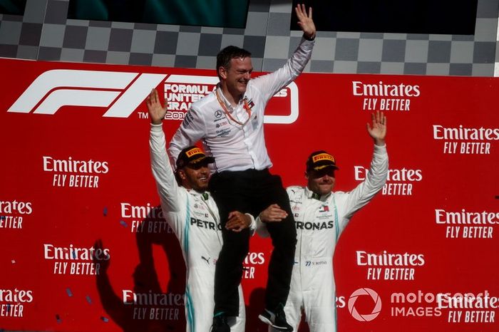 Lewis Hamilton, Mercedes AMG F1, 2ª posición, y Valtteri Bottas, Mercedes AMG F1, 1ª posición, izan a James Allison, Director Técnico, Mercedes AMG, sobre sus hombros en el podio