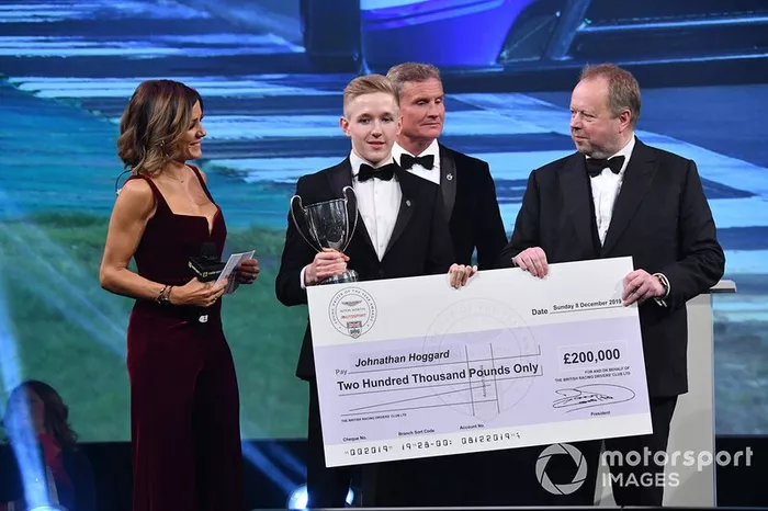 Johnathan Hoggard gana el Premio al Joven Británico del año 