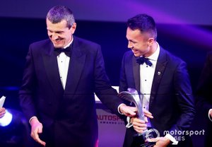 Alexander Albon, Red Bull Racing, recibe el premio al Novato del Año de manos de Guenther Steiner, Director de Haas F1