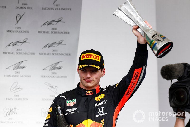 El ganador de la carrera Max Verstappen, Red Bull Racing celebra en el podio con el trofeo.