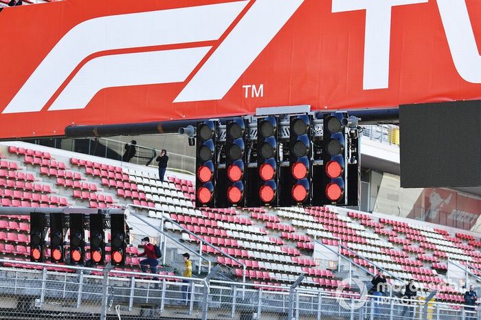 Las luces en rojo sobre el pórtico de la recta de pits