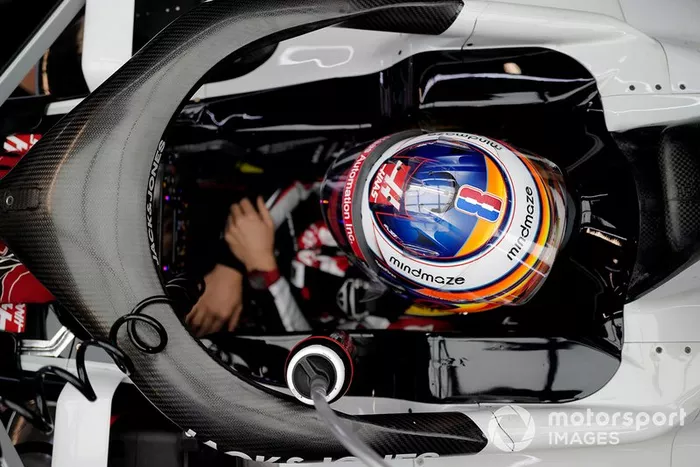 Romain Grosjean, Haas VF-20 seduto nella monoposto in garage