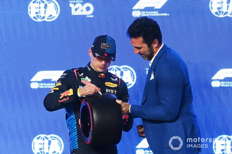 L'ancien gardien de but Gianluigi Buffon remet à Max Verstappen, Red Bull Racing, le prix Pirelli Pole Position.